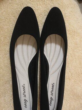 Easy Street Black Round-Toe Low-Heel Pumps